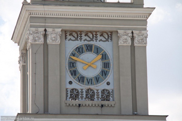 Часы на волгоградском проспекте. Часы на вокзале. Часы на здании вокзала Сочи. Циферблат вокзала Сочи. Часы на Московском вокзале.