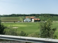 Маленький винный заводик с маленьким полем для гольфа на просторах Австрии.