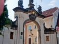 Барочные ворота в монастырь со скульптурой св. Норберта