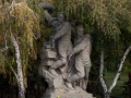 Скульптурная композиция: молодой и бывалый солдаты, в страстном порыве бросающие фашистскую свастику и гадюку, символизирующую фашистскую гадину, в пучину Волжской воды.