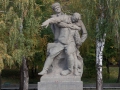 Скульптурная композиция: солдат поддерживает смертельно раненого офицера-командира, который продолжает руководить боем.