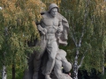 Скульптурная композиция: изображает морского пехотинца, идущего со связкой гранат на танк противника,  рядом раненый солдат.
