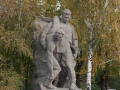Скульптурная композиция:  поддерживая раненого товарища, солдат призывает его продолжать разить противника насмерть.
